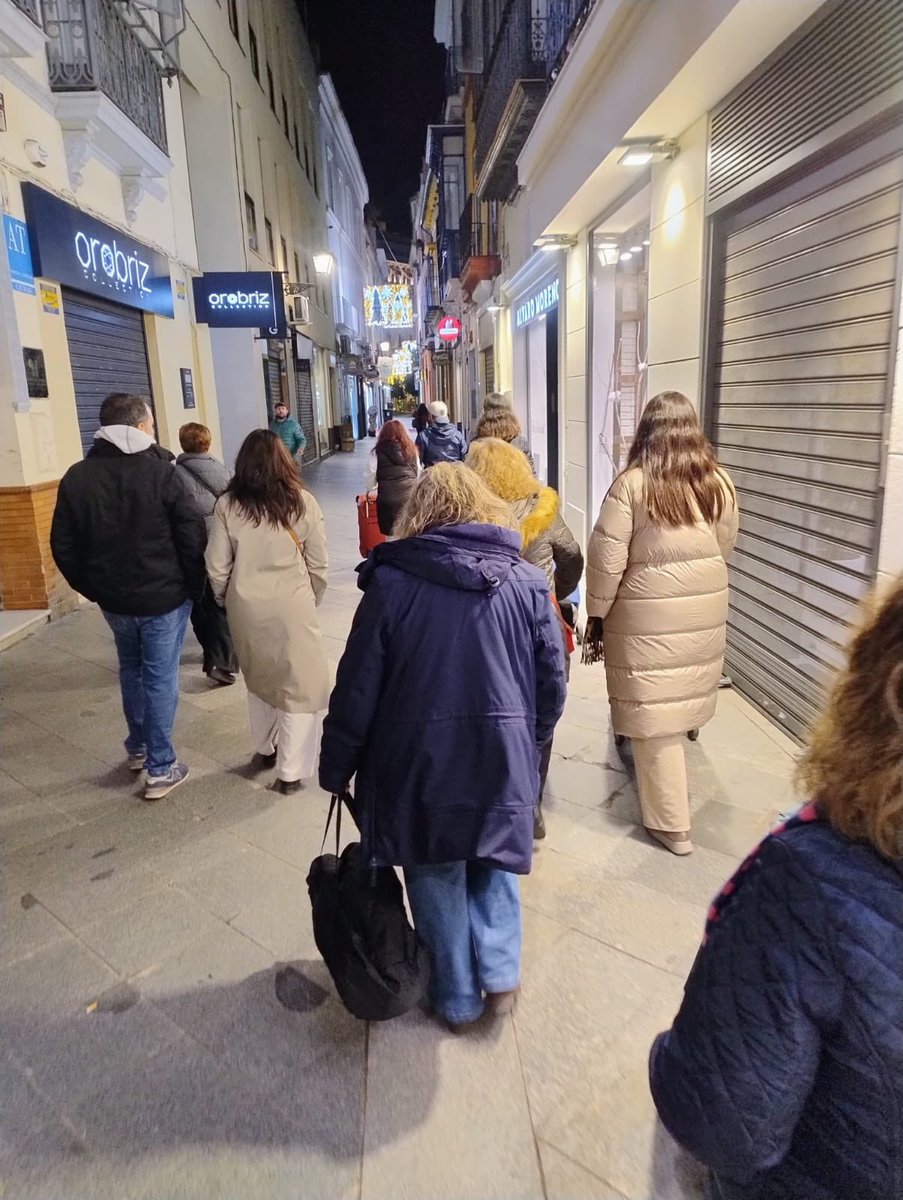 🟣⚪️ 𝐂𝐀𝐑𝐈𝐃𝐀𝐃 | 𝐁𝐫𝐢𝐠𝐚𝐝𝐚 𝐧𝐨𝐜𝐭𝐮𝐫𝐧𝐚. 

La Diputación de Caridad participó ayer en  una noche junto a la Brigada Nocturna. 

Este grupo de voluntarios, de forma altruista y regular, recorre las calles de la ciudad por la noche para atender las necesidades básicas