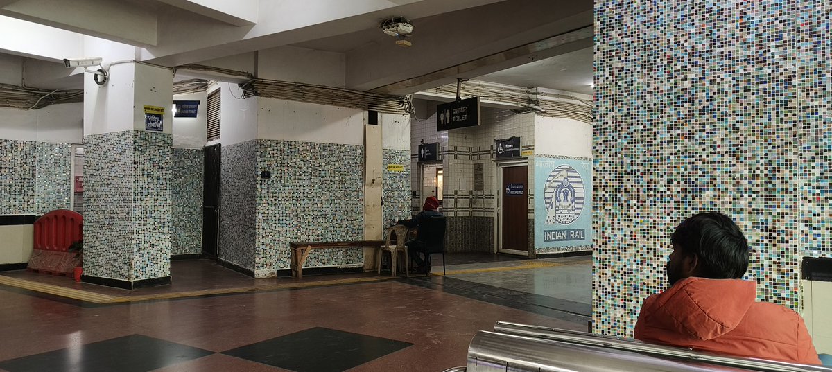Nishooo83's tweet photo. @indianrail @RailMinIndia @Central_Railway @RailwayNorthern @RailMinIndia @AshwiniVaishnaw Why public convenience at railway station ANVT are so heavily chargeable. For toilet they are charging 10 rupee. https://t.co/5Kb5IoOTAf