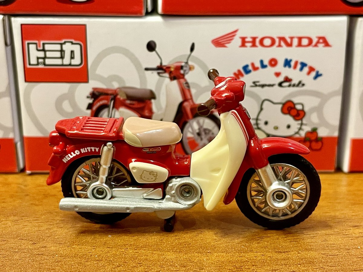 今日の無駄遣い トミカ HondaとHELLO KITTYのコラボ スーパーカブ