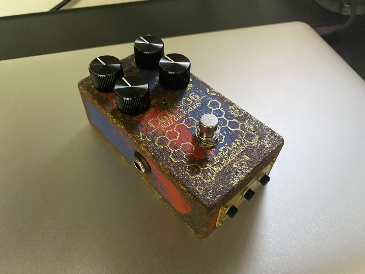 DERESCO911's tweet image. 2025年　今年買ったペダルは全て最高だった

特に今年はbrush eightと出逢いsd9とドライブXは良過ぎて最高過ぎる⭐️

そして、今年はFUZZが凄く好きになった年でもあった⚡️

音に関して自分の好きな音に出逢えた最高の年になったな〜

#エフェクター
#2025mng
#FUZZ
#エフェクターボード