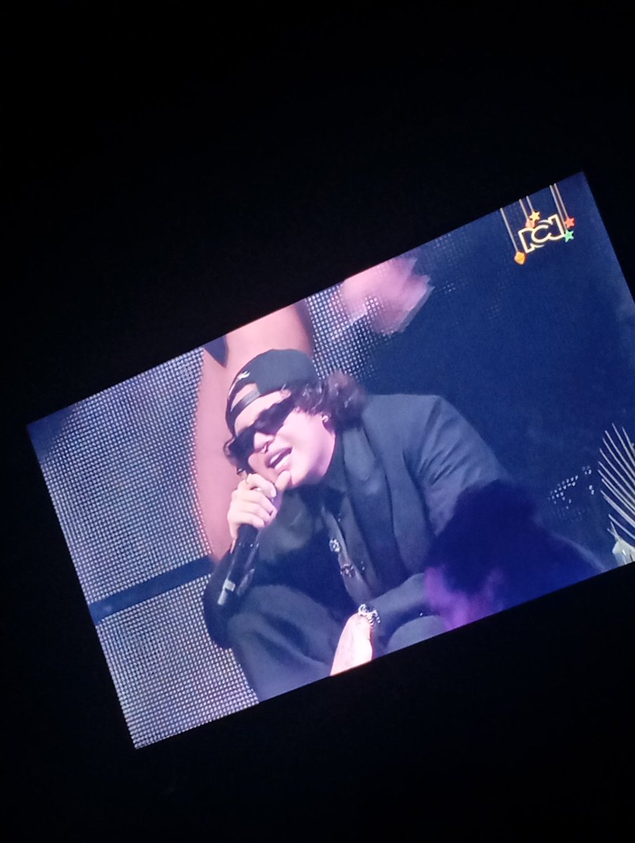 Qué falta de consideración, estoy viendo el concierto de Beele por TV, pero no hay traductor ni close caption. 🙄 #beelemusic #beele