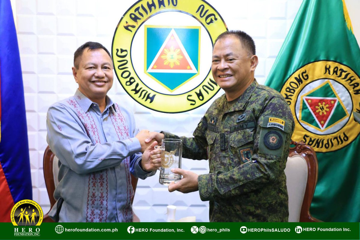 HERO_Phils's tweet image. MGen Victor V Bayani AFP (Ret), the Executive Director of #HEROFoundation paid a courtesy call to LtGen Antonio G Nafarrete AFP, the 67th Commanding General of the #PhilippineArmy

May God be with you!

#CourtesyCall @yourphilarmy #BeAHeroToOurHeroesChildren