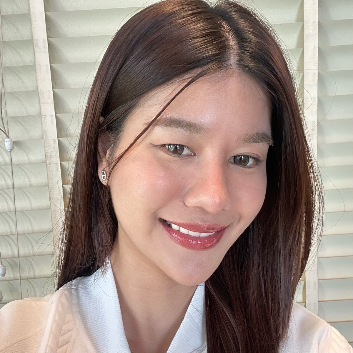 prangchaa's tweet image. มาเสกลุคผิวสวยในหน้าหนาวตอนนี้กันค่ะ หน้าสวยผ่องครบจบ BB+CC+กันแดดที่มี SPF50 PA+++ ไว้ในซองเดียว ประหยัดเวลาแต่งหน้ามาก หน้ากริบขึ้น ผ่องขึ้นจริงๆในสเตปเดียว เนื้อบางเบา เกลี่ยง่ายไม่เป็นคราบ แต่งหน้าทับต่อได้เลย ไม่หยา ฟีนิชลุคผิวสวยแค่เข้าเซเว่น