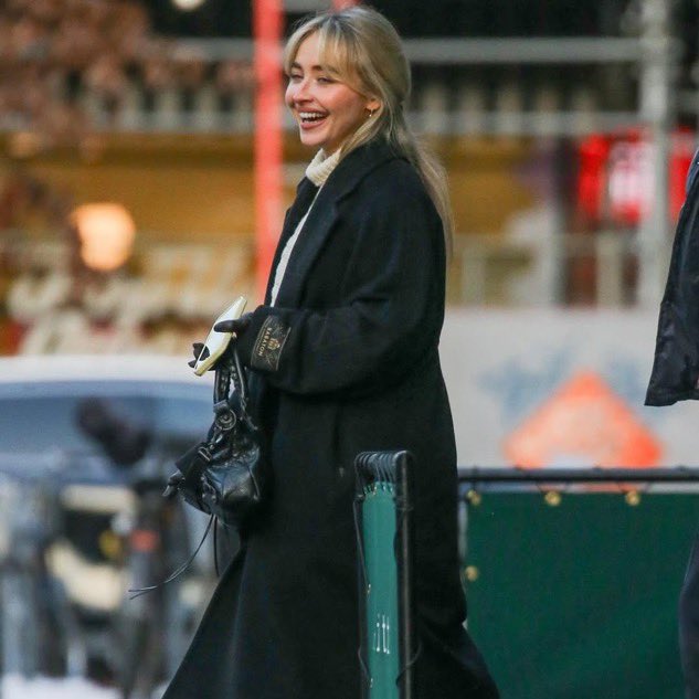 TheGrandeTop10's tweet image. Sabrina Carpenter has been spotted in New York as well ahead of Ariana Grande’s #SNL skit. The two paid homage to each other in Domingo sketches, and recently were at the #VMAs together.

Is something coming?