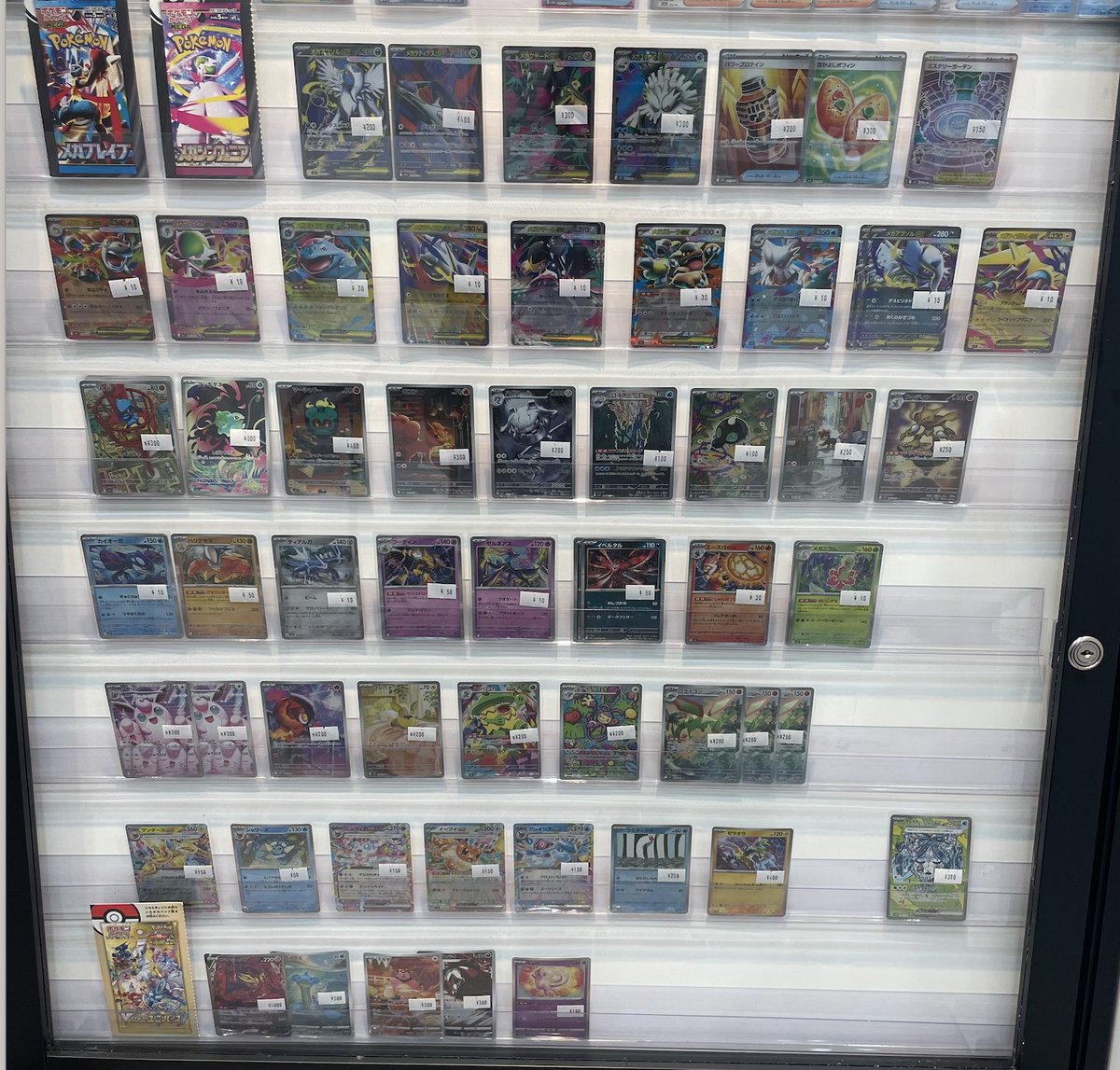✨本日のショーケース✨

🧢ポケモンカード🧢色々ご用意しております😊

特に新弾のカードかなりお買い得に！！？？

気になった方はぜひ☀️トレカデイズ秋葉原店☀️へお立ち寄りください🙌

#MEGAドリーム　#ポケカ　#ポケモンカード #秋葉原