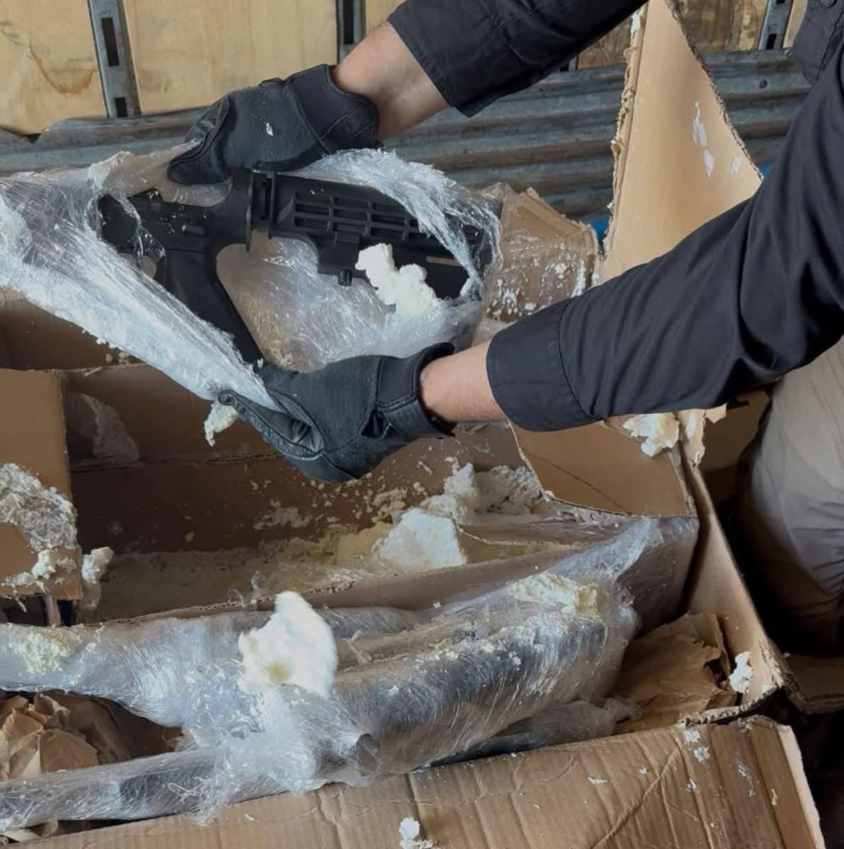 🚨 ASEGURAN ARSENAL EN LA MÉXICO 15. 

🔥 Fuerte golpe al contrabando de armas en Huatabampo, Sonora.
Elementos de la Policía Federal Ministerial aseguraron armas de fuego y un tractocamión modelo 2023 durante un operativo sobre la Carretera Internacional México 15.

🔫 Lo