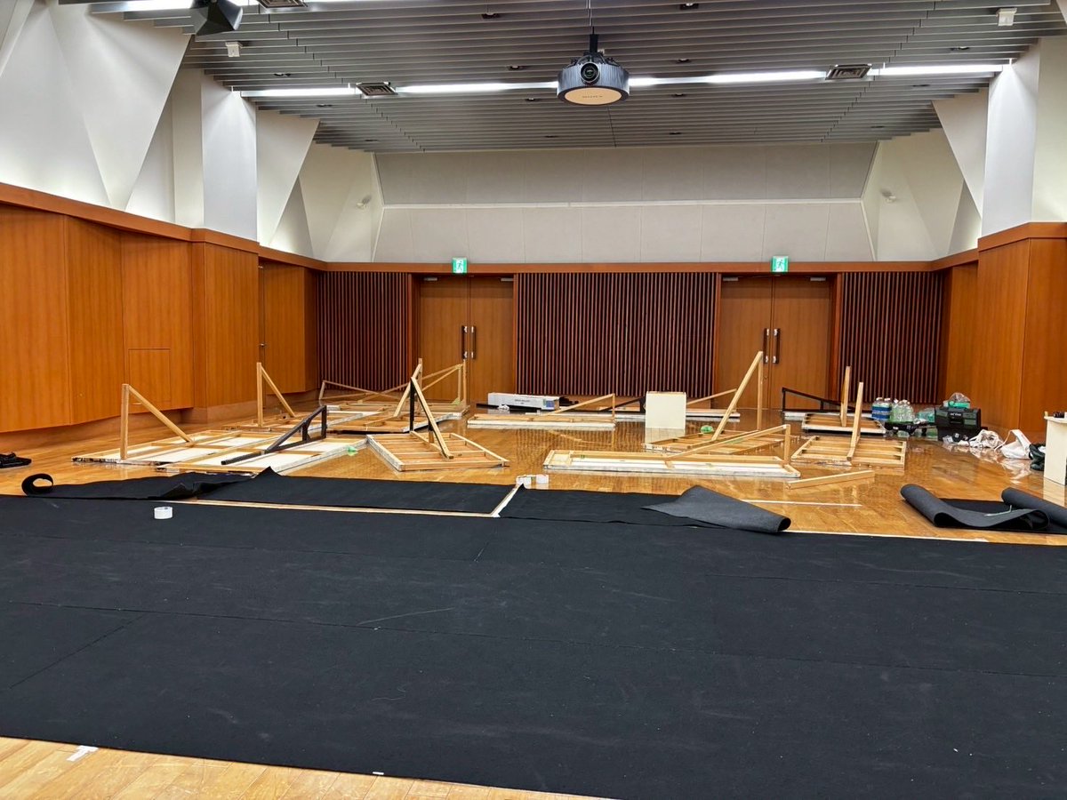 小屋入りしました！

📍場所
青山学院アスタジオ

🗓️日程
2025年　12/20(土) 18:00〜
　　　　　12/21(日) 11:00〜
　　　　　12/21(日) 15:00〜
※開場は開演の30分前です。

ご予約はこちらから💁‍♀️
forms.gle/mbf45FsR9HDQ1k…
皆様のご来場お待ちしております☺️