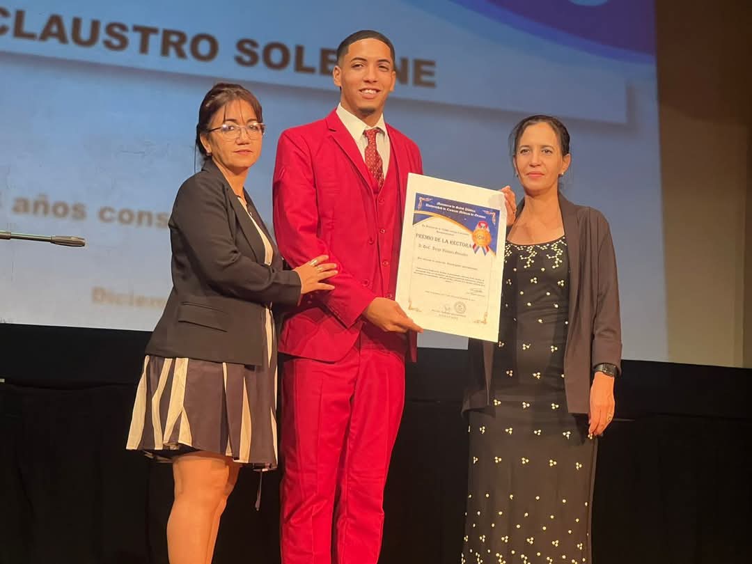 Se reconoce por las autoridades políticas y se hace entrega del premio especial de la Rectora al estudiante Rainol Sánchez Ramírez, por su labor incansable en la dirigencia estudiantil como presidente de la FEU de la <a href="/UCM152098/">UCM</a> durante 4 años consecutivos.