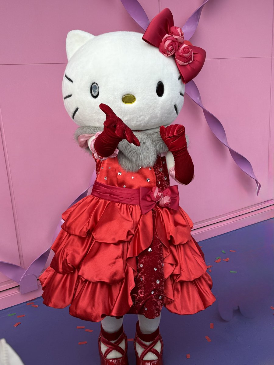 ハローキティ　USJ　赤ドレス USJ #USJクリスマス #キティちゃん 真っ赤なドレスがお似合い