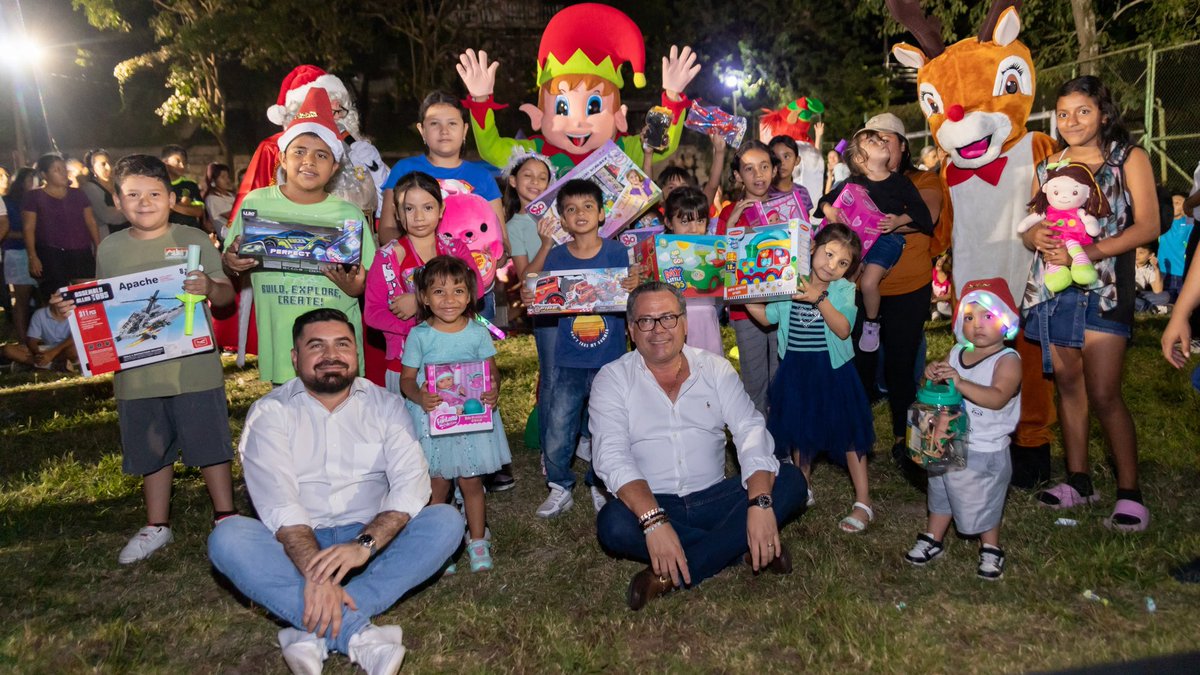 SportPlusv's tweet photo. #NavidadEnIlopango | Presidente de ETESAL @edwinnunez, junto al equipo de @TejidoSocialSv llevan la alegría de la navidad a la niñez en Ilopango. 

Lee más aquí 👇🏻: https://t.co/JcwVsS3cuS https://t.co/zllUXDqcKf