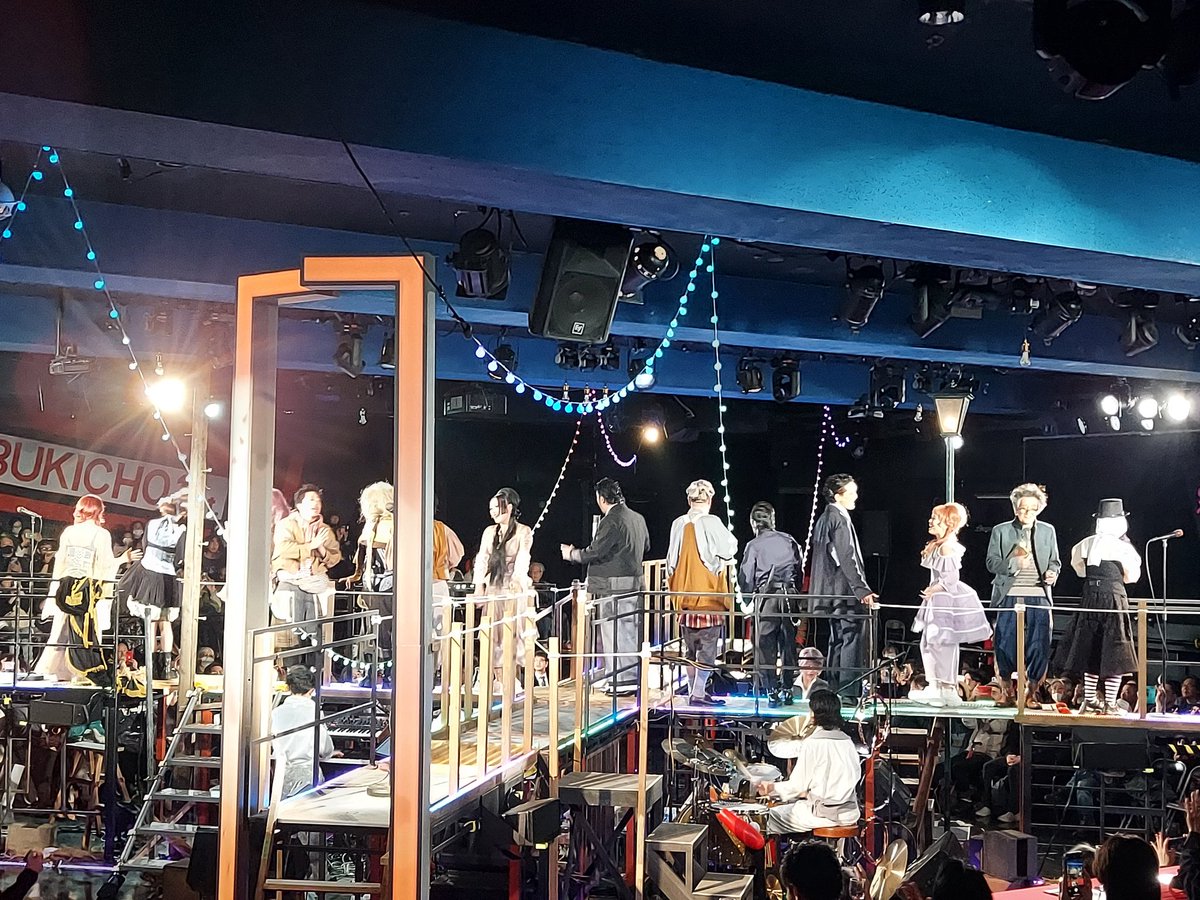 三文オペラ 歌舞伎町の絞首台』 十字に組まれた舞台を初めて見ました