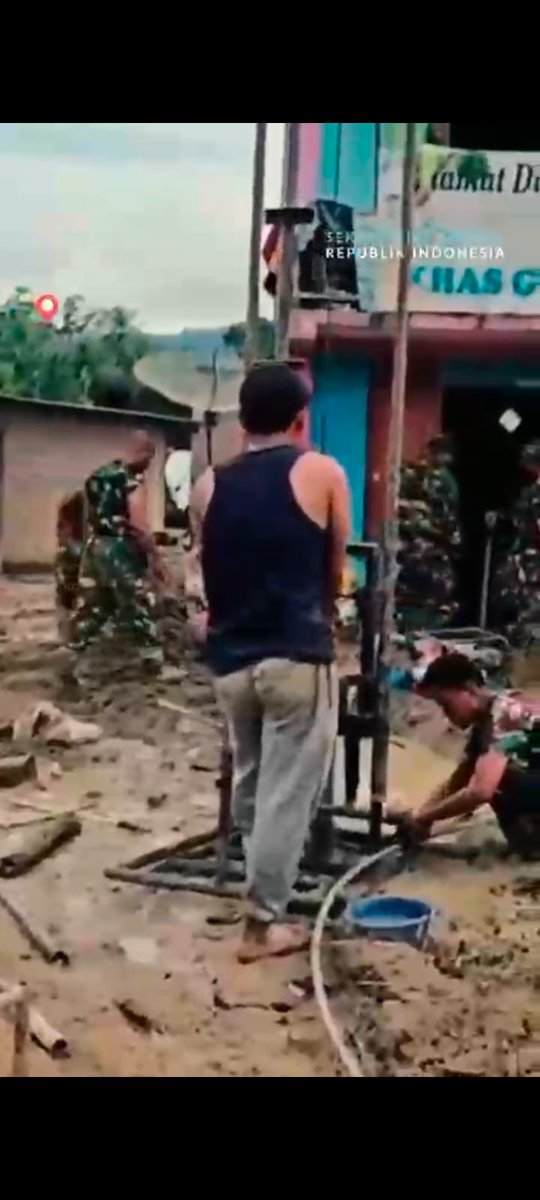Pemerintahan Prabowo bersama TNI Mobilisasi semua sarana untuk suplay kebutuhan pangan dan air bersih di lokasi Bencana.
#PrabowoBersamaRakyat
#MenteriDesaPeduliBencana
#PemerintahDanTNITanggapBencana
#PendampingDesaBantuSumatera

<a href="/prabowo/">Prabowo Subianto</a>
<a href="/YandriSusanto/">Yandri Susanto</a>
<a href="/ArizaPatria/">Ariza Patria</a>