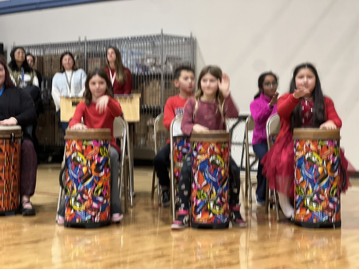 HVEHuskies's tweet photo. Well done, Huskies! Our 1st, 2nd and 3rd graders brought the holiday spirit to campus with the Winter Sing! 🎤 #hvehuskies #lafsdk8 #lpie https://t.co/2JT524e13N