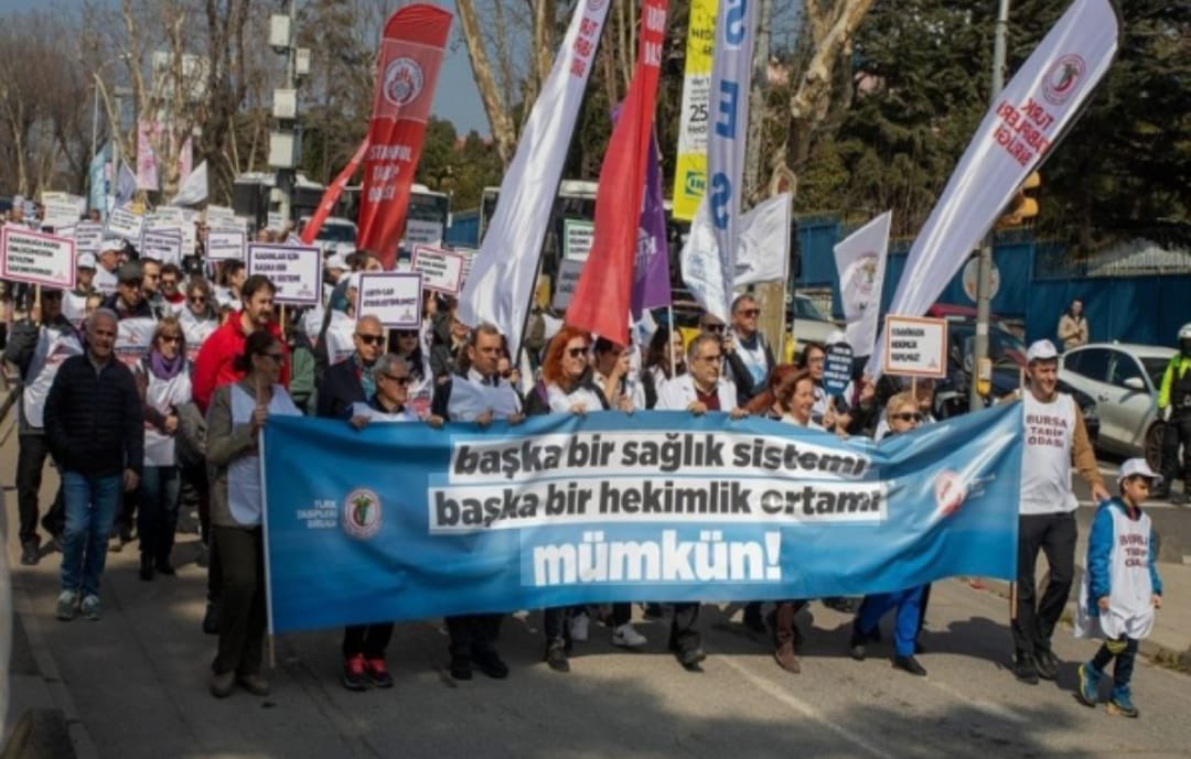TtbAhk's tweet photo. NE İSTİYORUZ?

Kamu Aile Sağlığı Merkezleri,
Grup personeline kadro,
Emekliliğe yansıyan tek kalem ücret,
Gelirde ve Vergide Adalet.

Herkese Eşit, Ulaşılabilir, Ücretsiz, Nitelikli Kamusal Sağlık Hizmeti.
@_ttb @saglikbakanligi 

#BaşkaBirSağlıkSistemiMümkün https://t.co/oTYJZvAa9q