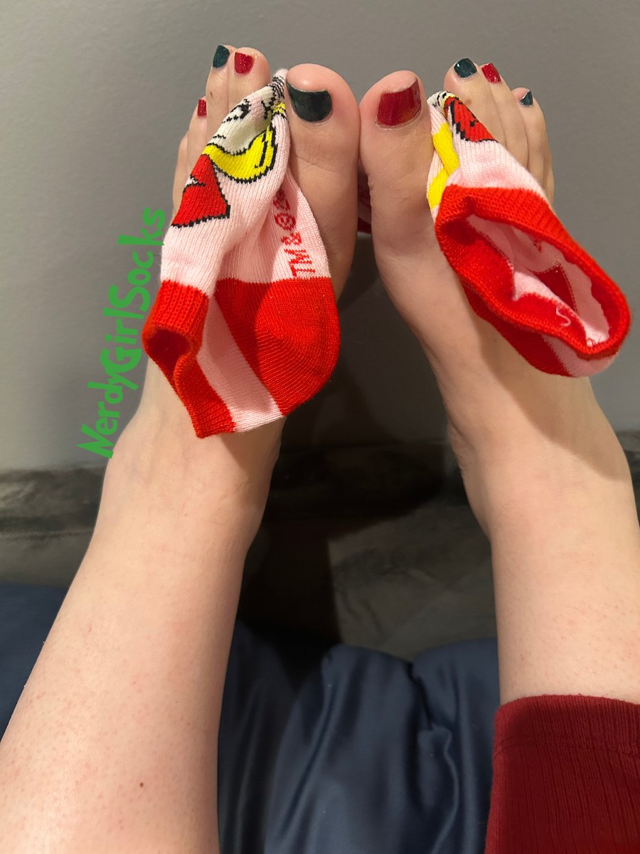 NerdyGirlSocks's tweet photo. #Sockmas Day 17 with a #Grinchmas twist! I swear I pick these socks out randomly from a big bag of all my Chirstmas socks so none of these are planned!
🎀2/2🎀
#Christmas #ChristmasTime #Christmas2025 #holidayseason #December #anklesocks #soles #feet #socks #festivesocks #fypシ https://t.co/KRb59991Oz