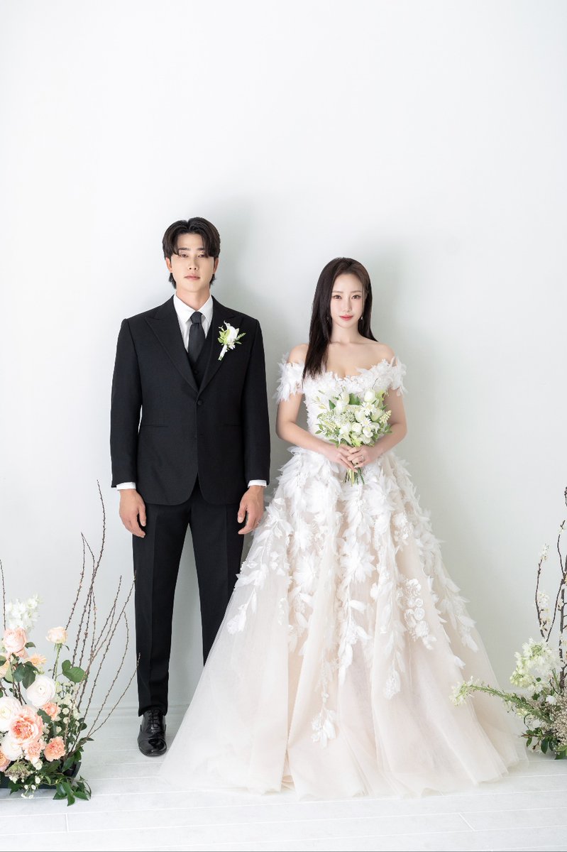 고교시절부터 봐왔던 선수들이 결혼을 한다는 소식을 들으면 기분이 싱숭생숭 해집니다.

NC 다이노스 외야수 천재환(31) 선수가 오는 12월 21일(일) 서울 논현동 엘리에나호텔(5층 그랜드볼룸홀)에서 진예영(31)씨와 웨딩마치를 올립니다. 

천재환 선수는 “신부는 언제 어디서나 저를 있는 그대로