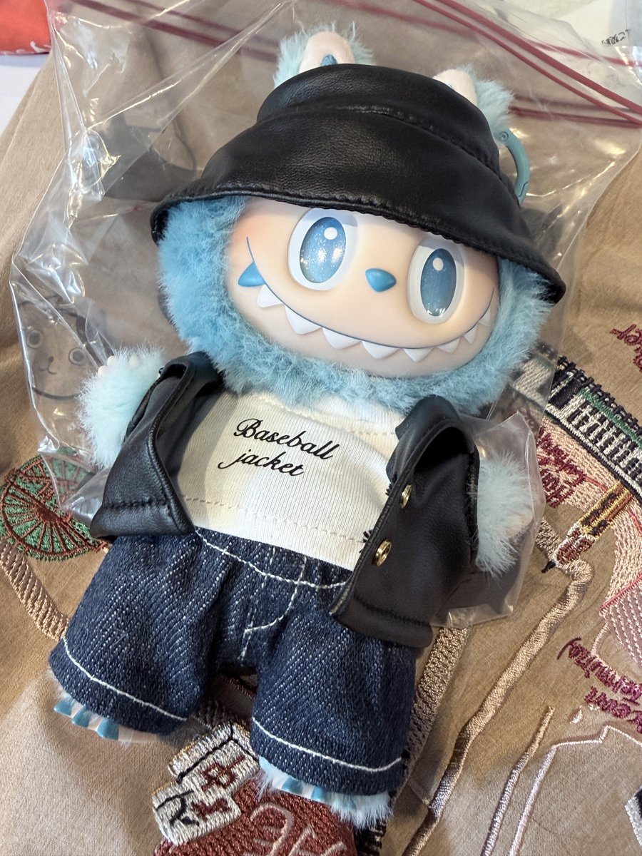 らぶちゃん  でへへ。 うちにもラブブちゃんやって来ました❤️ 服着せて友達に見せ