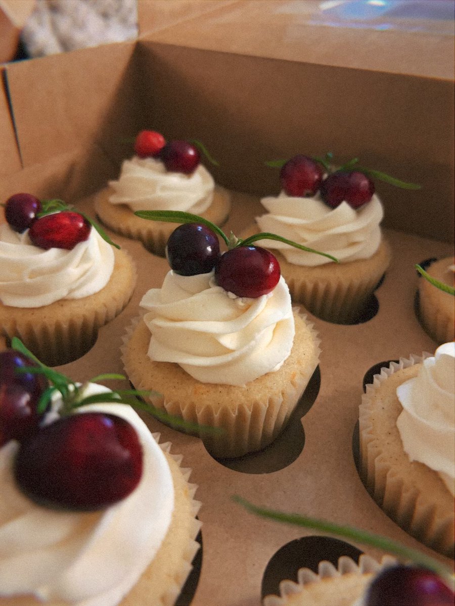 julie_huyn's tweet photo. cranberry orange cupcakes https://t.co/TXQwNA5UX9