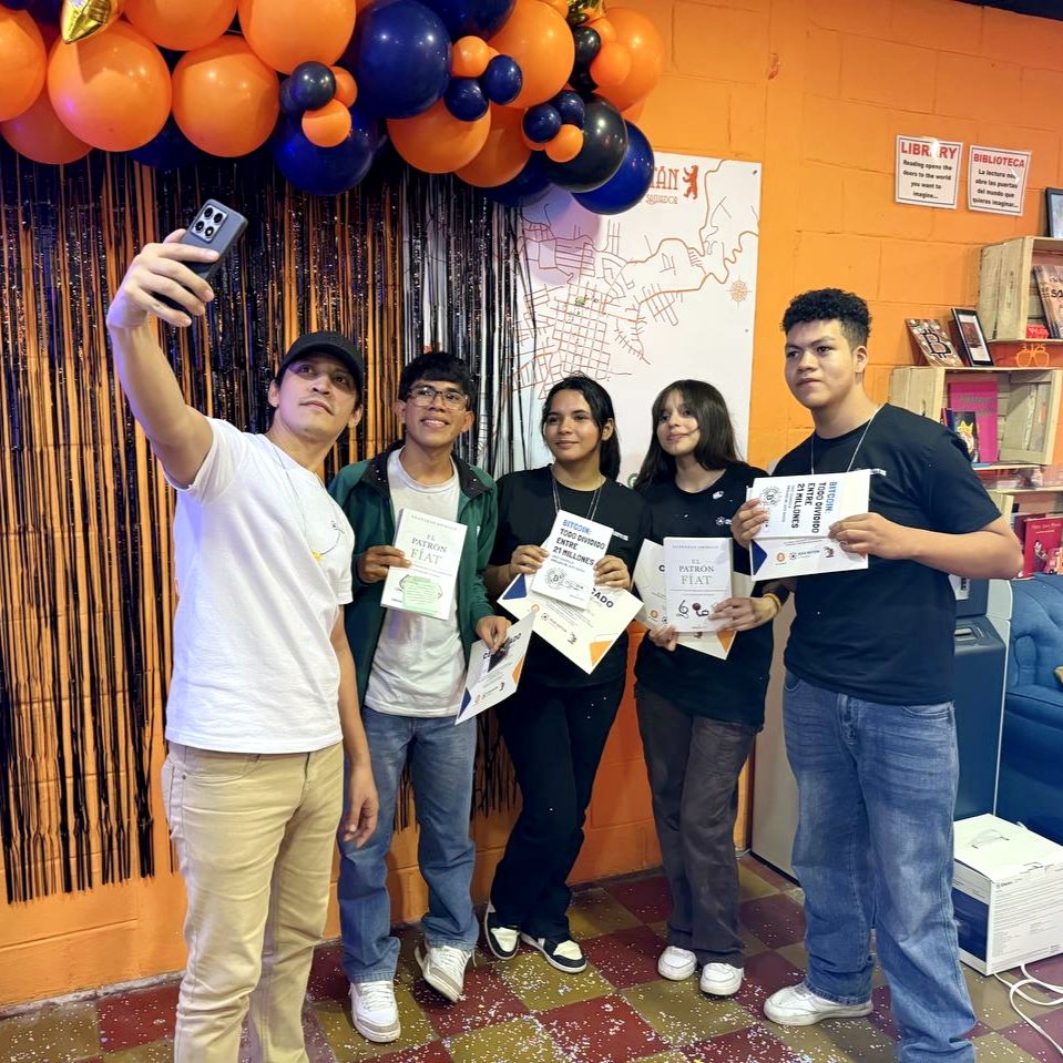 We donated some books to 4 amazing kids as a reward to their proof of work in our seminar!

Thank you <a href="/lolodelali/">Los locos de la libertad</a> and <a href="/KonsensusN/">Konsensus Network 📚</a> and of course thanks to the authors 🧡🙏
