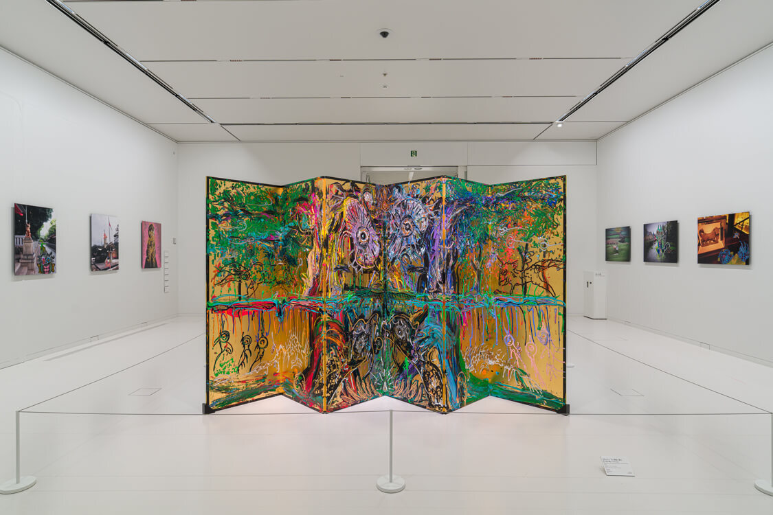 Whitestone_com's tweet image. 本日から広島・下瀬美術館で「SIMOSE 新コレクション展 後期―サム・フォールズ、小松美羽」がスタートします！「世界で最も美しい美術館」として2024年にベルサイユ賞を受賞した下瀬美術館に、作品が収蔵されることを記念した展覧会となります。2026年2月1日まで。
詳細：whitestone-gallery.com/ja/blogs/artic…