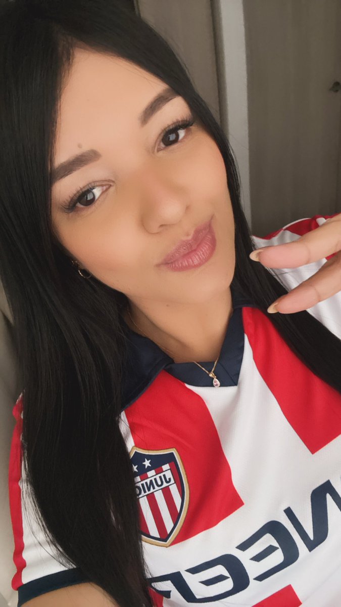 tifygirl's tweet photo. Junior noches!! ⚪️🔴🦈⚽️ https://t.co/lchJAB9jnl