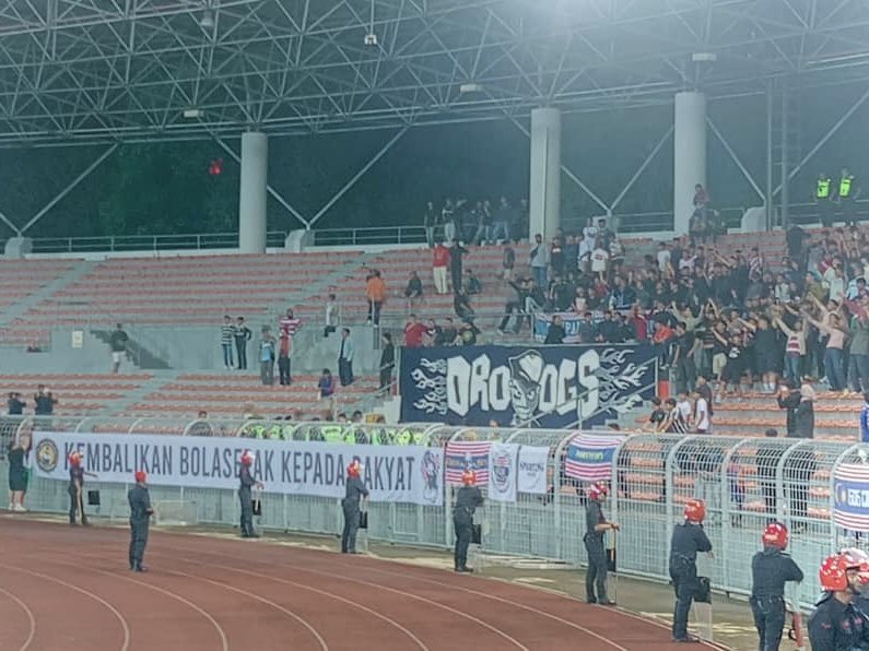 Terjatuh bangun semula!
KL! KL!
Demi darah dan maruah!
KL! KL!
Walau bukan macam dulu!
Kami tetap akan gempur!
Sampai Mati Kuala Lumpur!

#DarahMaruah 2.0
#KembalikanBolasepakKepadaRakyat
#ResetFAM