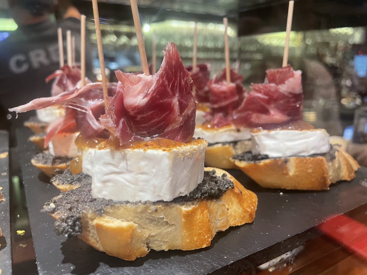 mitsu7travel's tweet image. スペイン旅行してみての感想￼

・お酒が水より安い
・みんな昼からお酒飲んでる
・生ハムが世界一うまい
・ラテンノリで楽しい
・どの街の料理も激うまだった
・サクラダファミリアの存在感が圧倒的
・ヨーロッパで貴重なお米を食べる国…