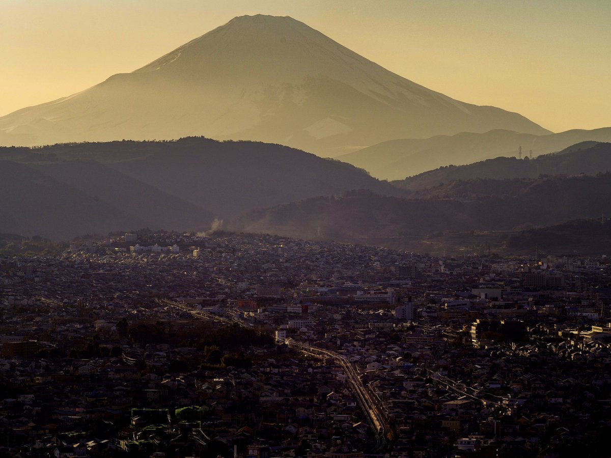 もはやこれは鉄道写真では無く風景写真ですね😰 路線名と車両がお