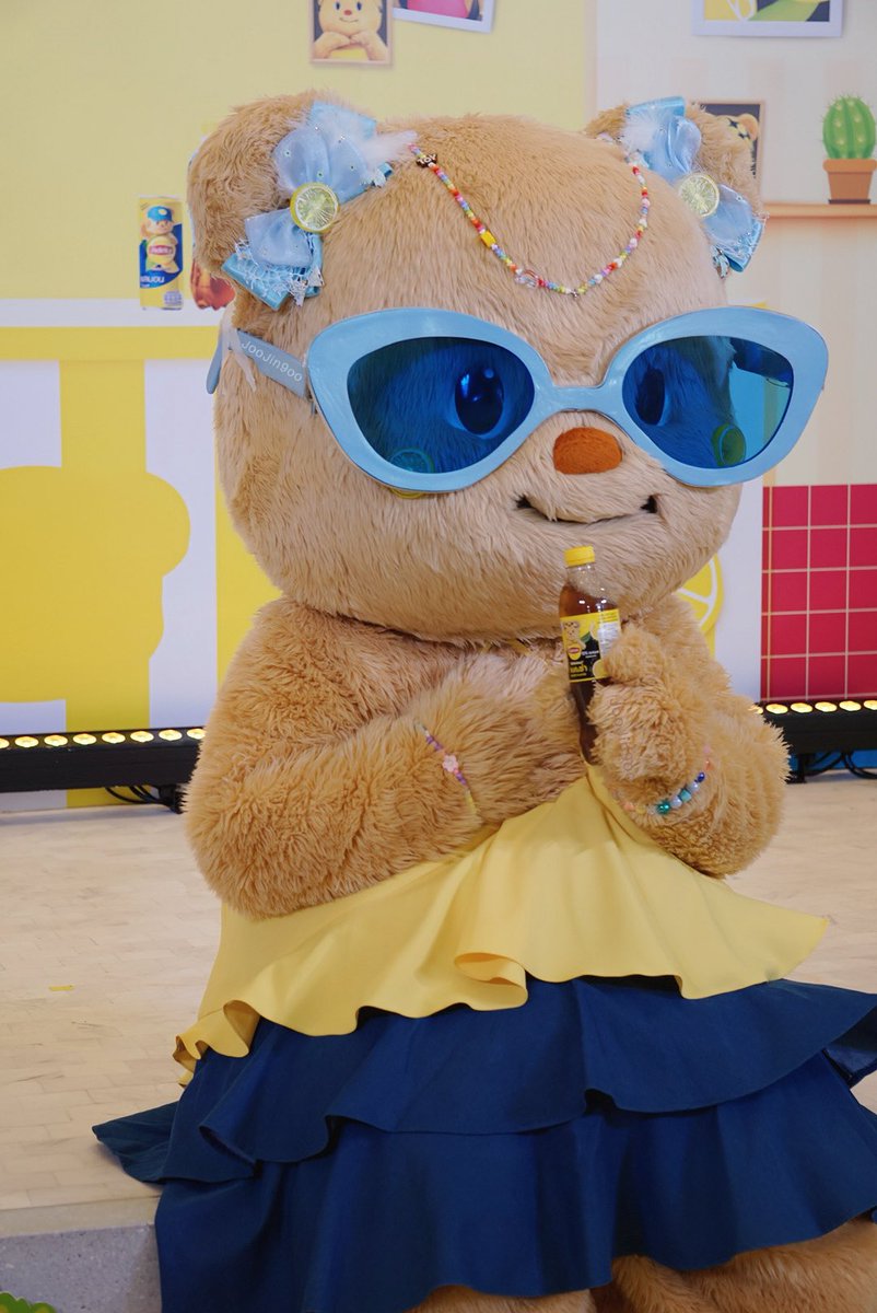 ตอนที่รู้ว่าได้เป็น ผชด ก็เตรียมกล้องเตรียมเลนส์ไป ไม่รู้ว่าจะใกล้น้องแค่ไหน เผื่อๆไว้ก่อนดีกว่า...แต่พอไปถึงงาน โต๊ะที่นั่งติดขอบเวทีมาก ช็อค1  แล้วตอนที่น้องเนยเดินมาเค้าเลยตัดสินใจว่าจะดูด้วยตาเนื้อให้มากที่สุด