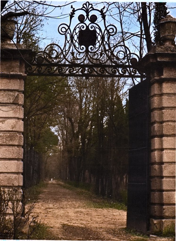 📷Entrada principal de La Alameda. 

🗓️Fecha: 1977

🤳Fernando Gordillo (1933-2015)

📖 Antecedentes de la Alameda de Osuna.

🎨Coloreada

#MemoriaDeBarajas