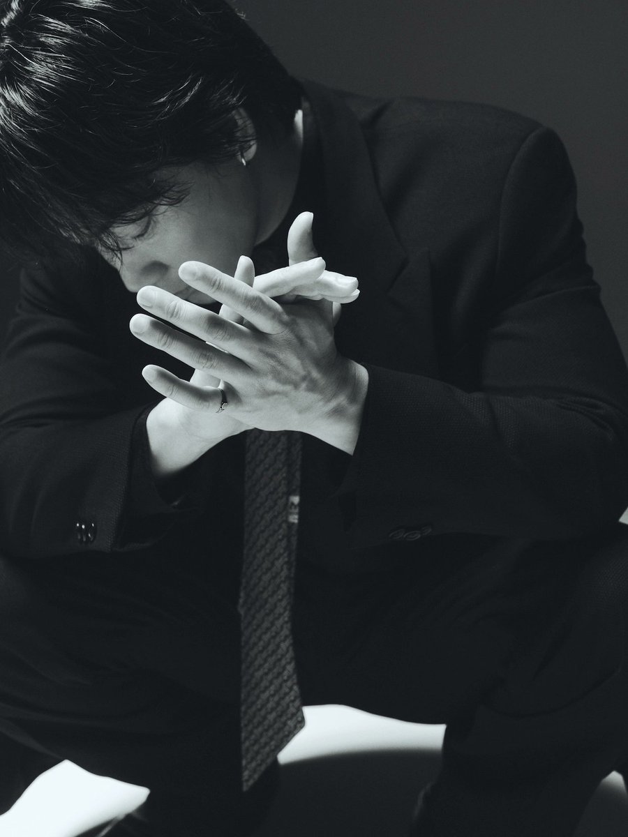 綾野剛 – 好きがすべてを凌駕する

映画『星と月は天の穴』
俳優は何者として存在するのか。自我を消し、身体を貸すという選択。その奥にある「好き」について、主演の綾野剛に聞いた。
<a href="/hoshitsuki_film/">映画『星と月は天の穴』公式</a> 

記事はこちら👇
qui.tokyo/film/go-ayano-…