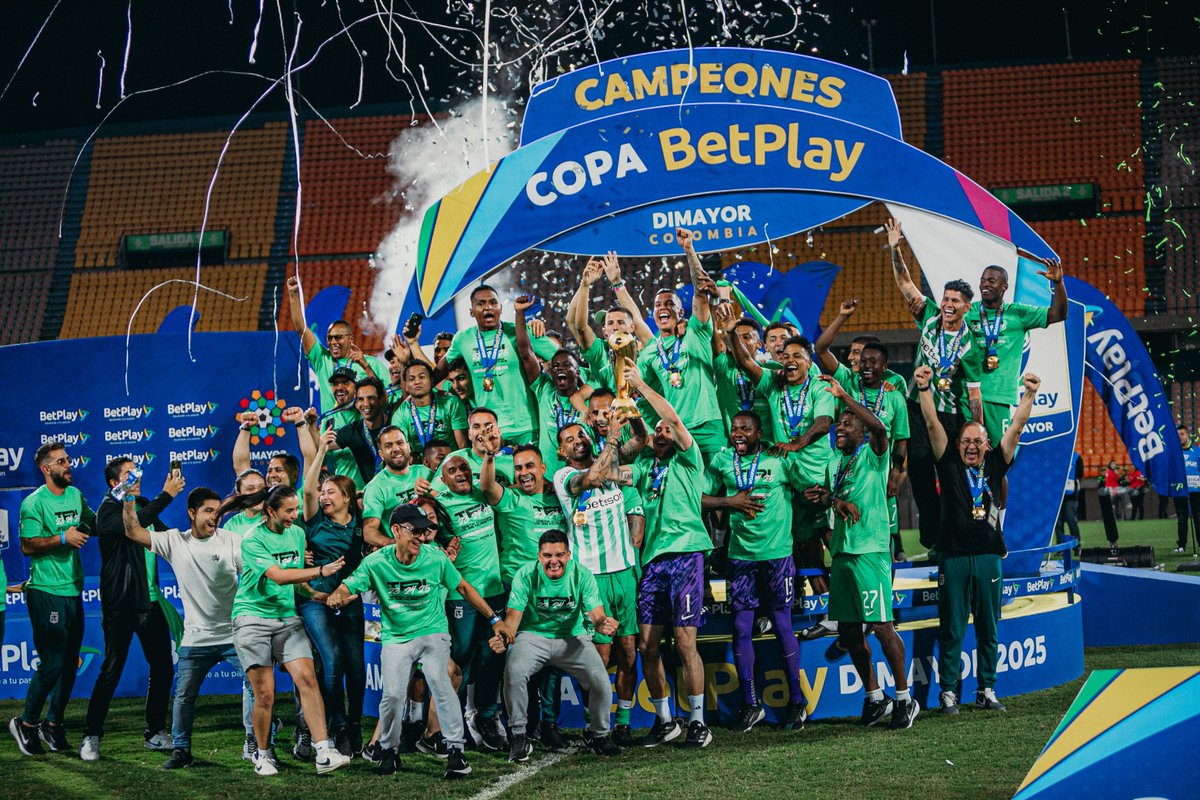 juandl84's tweet image. La foto del Tricampeón: Atlético Nacional retuvo el título de la Copa.

¡Todos juntos! 🇳🇬💚