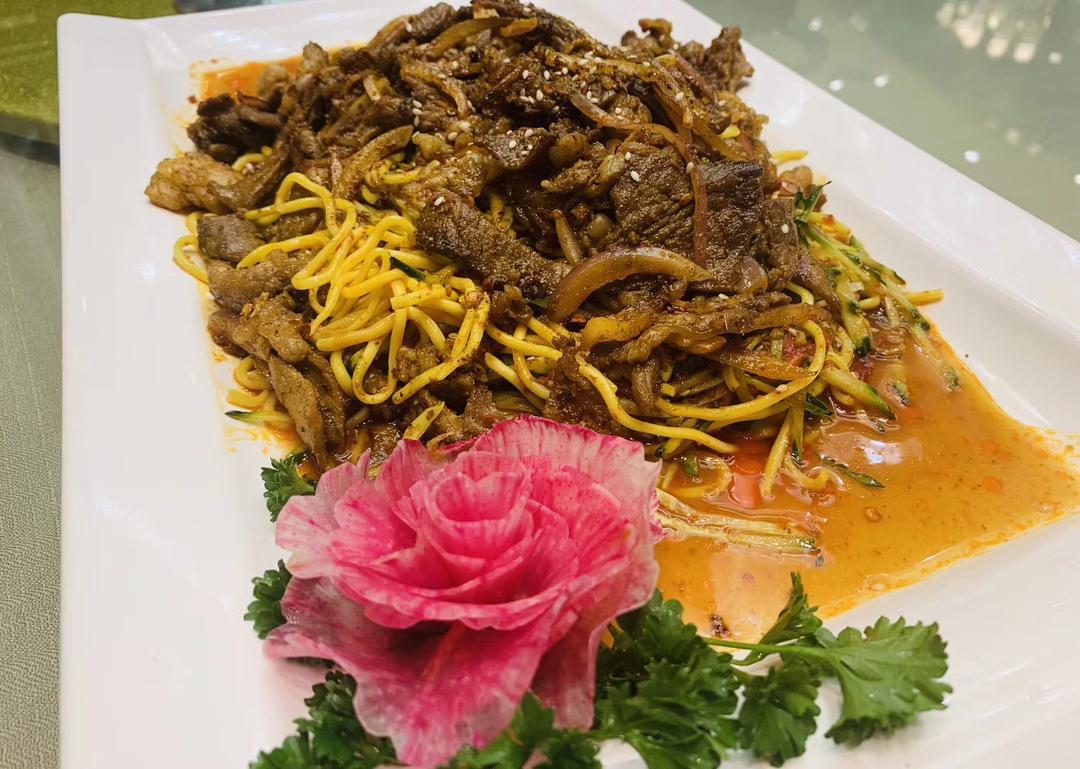 筋道面条裹满肉香，一口尝尽烟火滋味。
Chewy noodles coated with rich lamb flavor, savor the taste of daily delicacy in one bite.