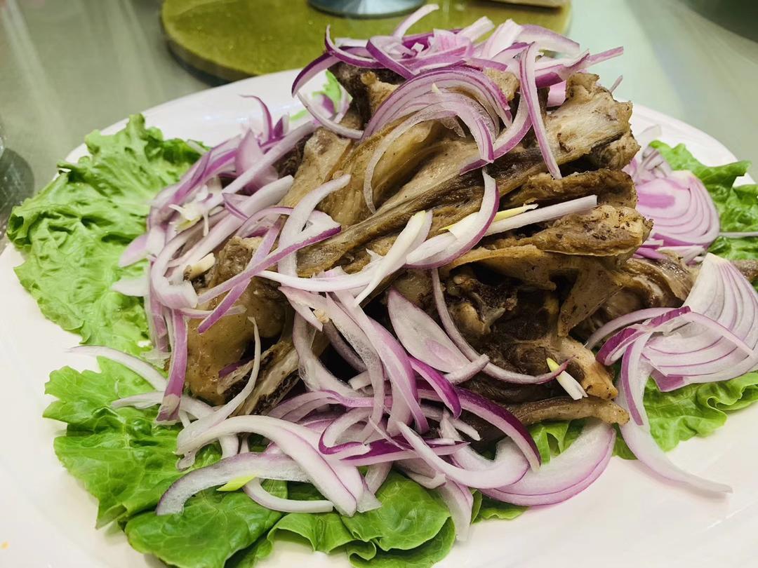 烤羊排
炭火炙烤焦香四溢，外酥里嫩越啃越香。
Roasted over charcoal fire with irresistible aroma, crispy outside and tender inside, the more you eat, the more delicious it gets.