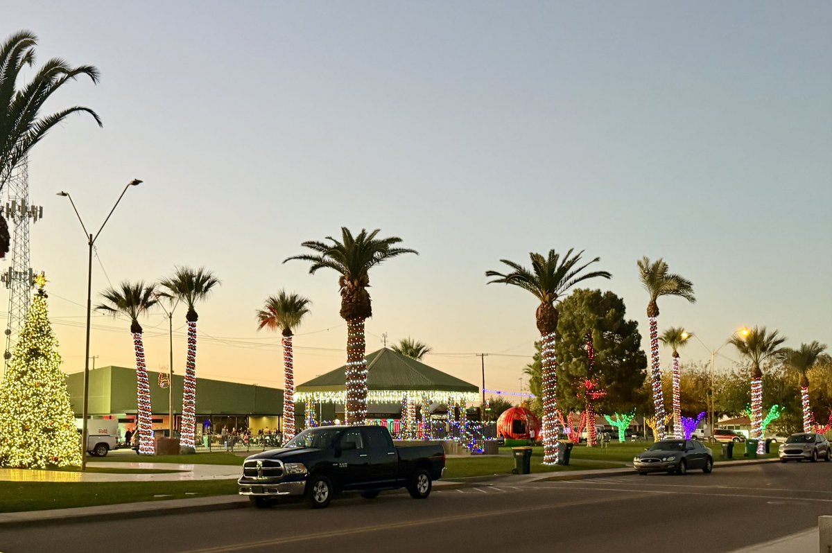 PlanningUpfront's tweet photo. Nice holiday lights in Eloy tonight https://t.co/bAkCP2r2DY