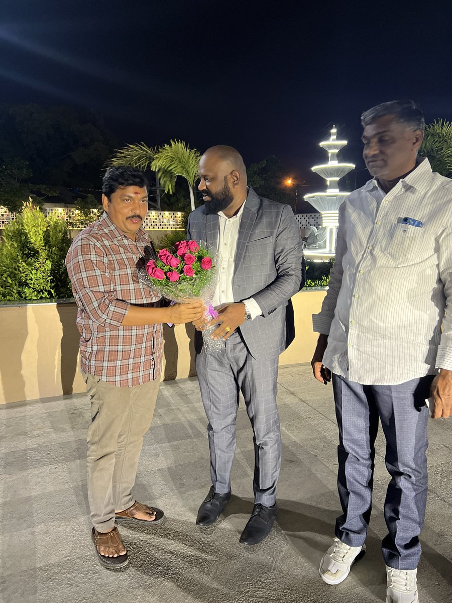 NavinEce86's tweet photo. இன்று பிறந்த நாள் காணும் என் அரசியல் வழிகாட்டி திருப்பத்தூர் நகர கழக செயலாளர் அன்பு அண்ணன் திரு டி டி குமார் @ttkumar10  அவர்களுக்கு இனிய பிறந்த நாள் நல்வாழ்த்துக்கள் @KCVeeramaniofl @ADMKTirupattur @AIADMKOfficial @AIADMKITWINGOFL @CRNaresh @nagendranravi @Harishkuma35278 https://t.co/ppVdK0BUQ3
