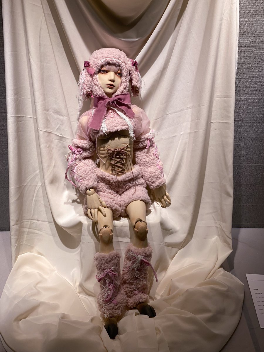 「招待作家による推薦作家コーナー」に於けるじゅな氏の「Dusty Pink」。俳優の吉沢亮を彷彿させる強靭な目力が印象的。蹄ブースも良きかなw。

撮影後に作家さん自ら名刺を頂きました。ありがとうございます。

<a href="/ribbon_hell_/">じゅな</a> 
#横浜みなとみらいギャラリー
#Myクリエイティブドール展
#じゅな