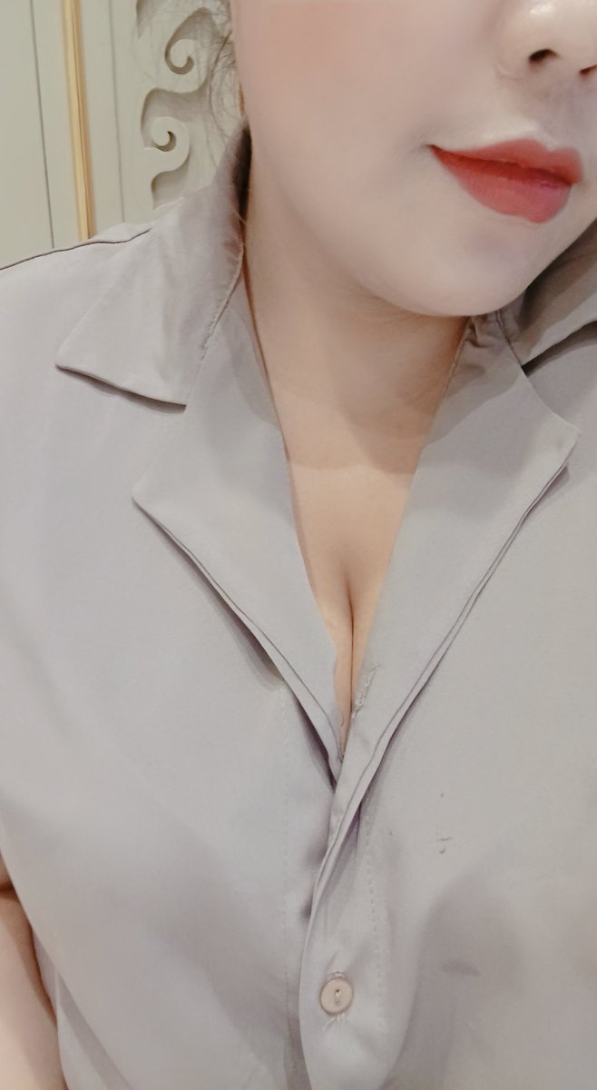 Planemo32's tweet image. ขาแว่นยังได้พาดหู แล้วเมื่อไหร่ขานู๋จะได้พาดไหล่พี่ล่ะคะ #วันทำงาน