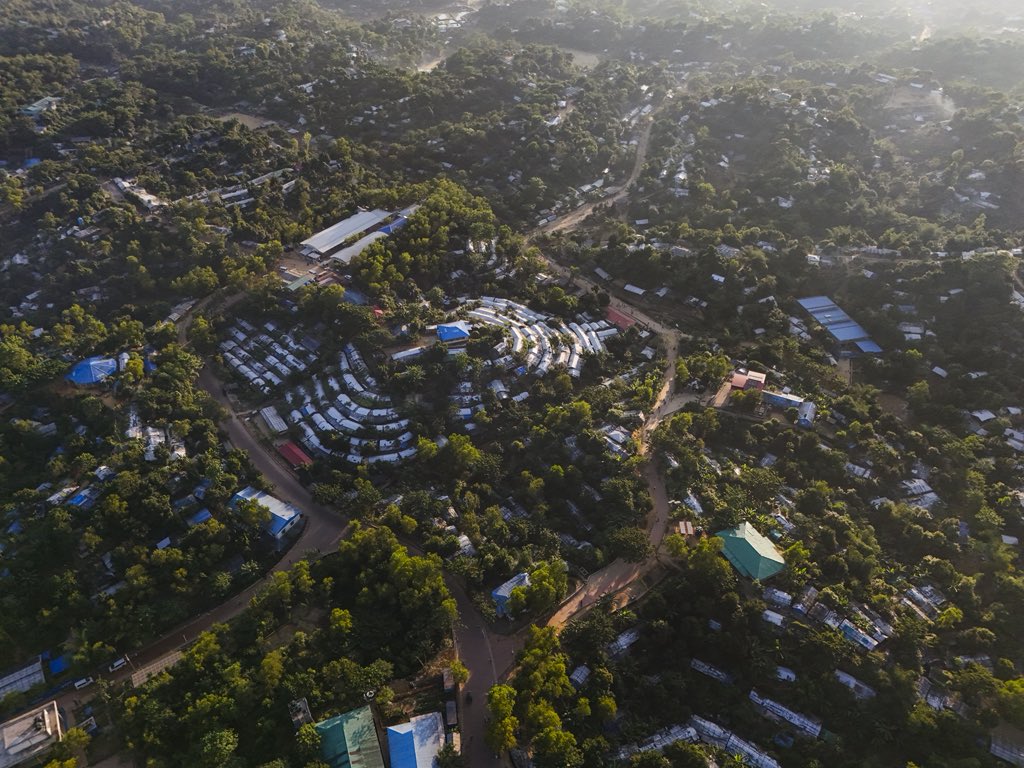 md_yasiein's tweet image. The area where we have been residing for the past nine years, characterized by limited space and facilities. 

#aerialshot
#aerialview
#Rohingyacamp
#refugeecamp
#Aerialphotography