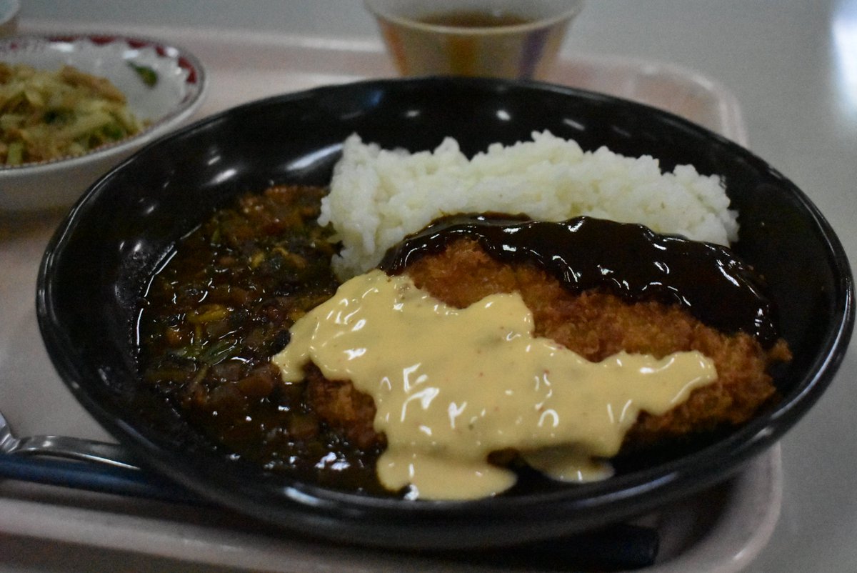 😊＃伊丹駐屯地 です。
今月の伊丹飯のソースは名古屋名物の味噌かつソースとマヨソースです😃
濃厚でコクのある甘辛い味噌かつソースにマヨソースのまろやかさと酸味が加わり、食欲をそそる濃厚でクリーミーな味わいに仕上がっています😃
#満腹飯