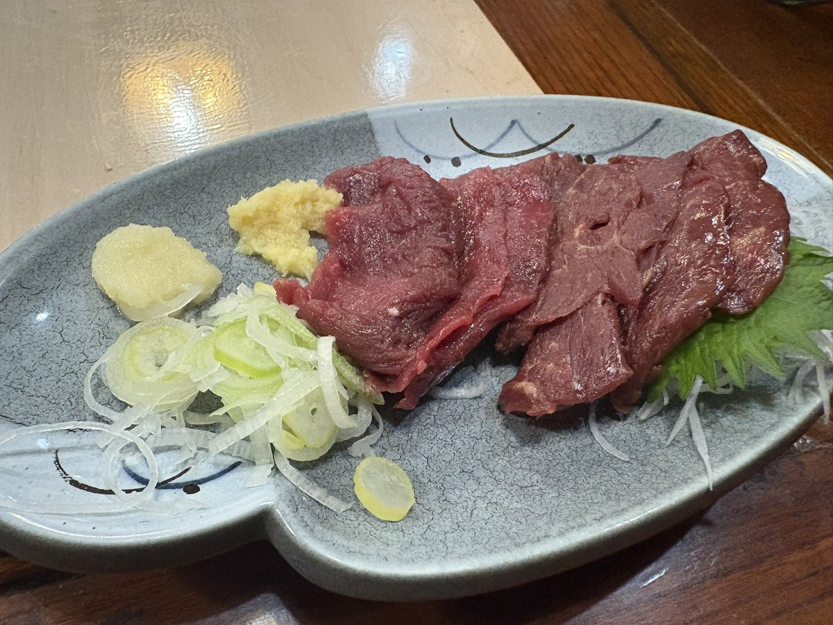 山梨でほうとう美味しかった🌸 
馬肉、かぼちゃとキノコが盛りだくさん( *˙˙*)♪💖
