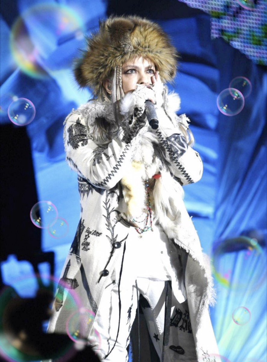 ks6Mczz_57k's tweet photo. ラルクリの白hydeさん見る度にその日の朝声が出なくて大変だった事 メンバーに助けられながらLIVEやりきった事 LIVE終了後「怖かった…」ってLIVEやり遂げた安堵感から目を潤ませてた事が蘇って胸が熱くなる
自分が行ったラルクのLIVEの中でも上位に入る思い出のLIVE✨️ https://t.co/7oBO86Ofyv