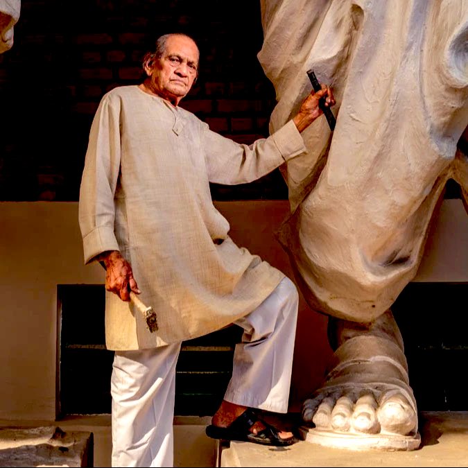 patilvishalvp's tweet image. वयाची शंभरी उलटूनही शिल्पकलेशी अखंड निष्ठा ठेवणारे कलाकार, भारतीय शिल्पकलेचा दीपस्तंभ राम सुतार यांच्या निधनाची बातमी समजली. या दुःखद प्रसंगी सुतार परिवाराप्रती सहवेदना व्यक्त करतो. स्टॅच्यू ऑफ युनिटीपासून महात्मा गांधी, डॉ. बाबासाहेब आंबेडकर, छत्रपती शिवाजी महाराज यांच्या अजरामर…