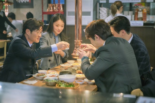 ■2030 직장인들이 회식을 피하는 진짜 이유

요즘 2030 직장인들이 연말 회식을 슬쩍 피하는 모습은 예의가 없어서도, 조직에 애정이 없어서도 아니다. 계산이 빨라졌기 때문이다. 

이 세대에게 시간은 감정의 문제가 아니라 자원의 문제다. 퇴근 후 두세 시간이 어디로 사라지는지, 그 공백이 다음