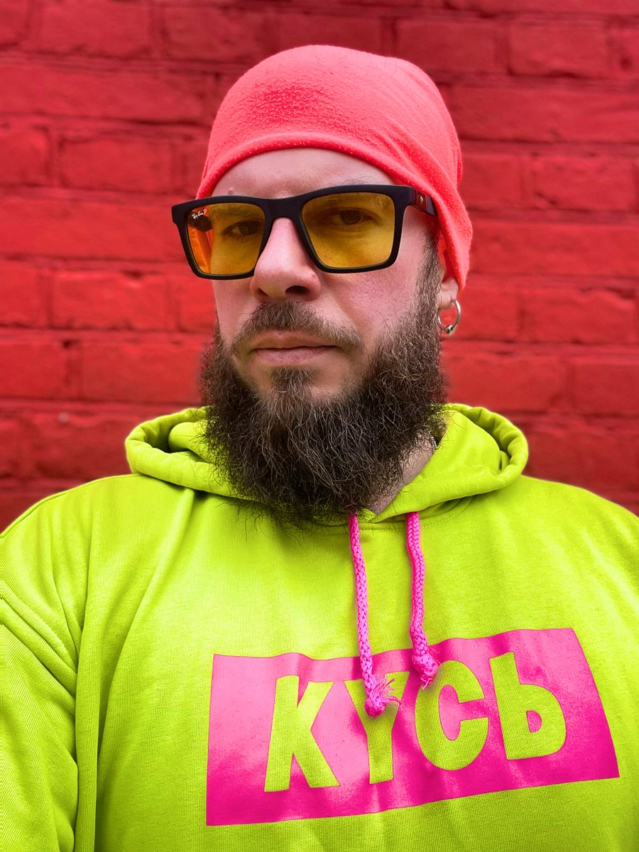 37. За это время успел найти красивую стену в районе Тимирязевской и пофоткаться на контрасте цветов. Передаю привет <a href="/50pets/">Barking News</a> их кислотным худи.