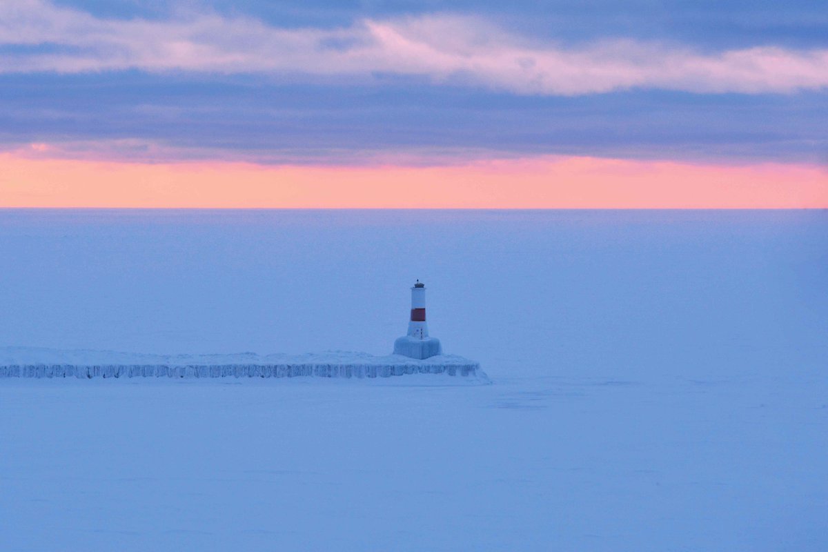 owroot's tweet image. West/Northwest Michigan is really an amazingly extreme place. Sometimes I forget how extreme it is. It's absolutely heavenly summer with beach and water that's just divine and it's absolutely dystopian and ominous winter, desolate and frozen world.

Insane extremes.