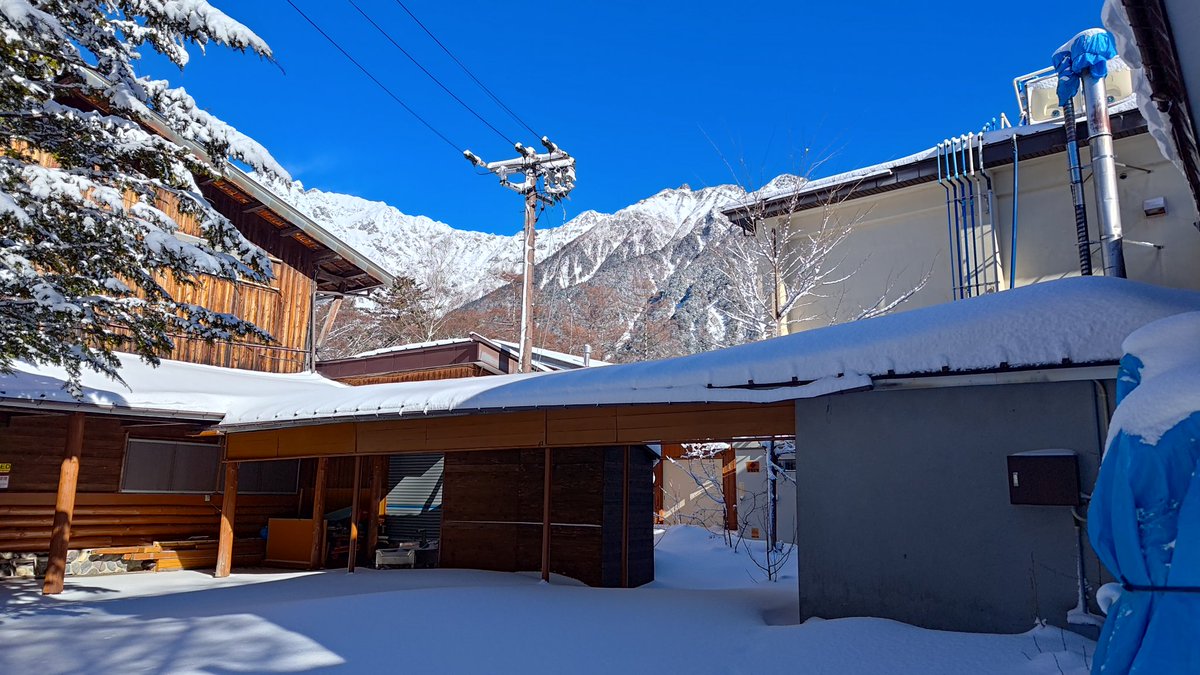 上高地へ見回りに行ってきました。快晴でした。積雪は30cmから～40cm程度です。明日も晴れて、気温は5℃程度まで上がりそうです。