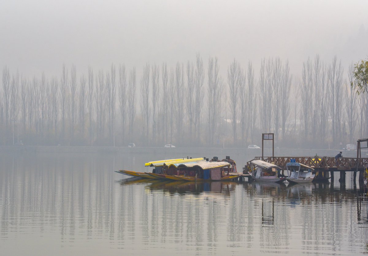 airnewsalerts's tweet photo. #WeatherForecast 

#IMD has issued a #redwarning over #UttarPradesh today due to dense to very dense #fog. Similar conditions are likely during early hours over parts of Himachal Pradesh, Bihar, Jharkhand and Odisha till Saturday, and over Punjab, Haryana, Chandigarh and Uttarakhand for the next 2–3 days.

#Coldwave conditions are forecast over West Madhya Pradesh and Uttarakhand till tomorrow. Light rain and snowfall are likely over #JammuAndKashmir and #Ladakh till the 23rd, while minimum temperatures may rise by 2–3°C over Gujarat in the next two days.