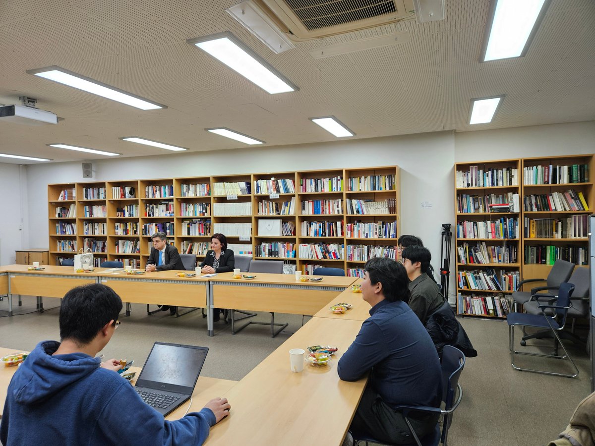 Yesterday,  Ambassador H.E. Loukas Tsokos met with students of Classical Studies of  Seoul National University and their Professor, Mr. Ahn Jaewon, for an  exchange on the Greek language and the intellectual tradition of Greece.
#GreeceinKorea #GreekLanguage