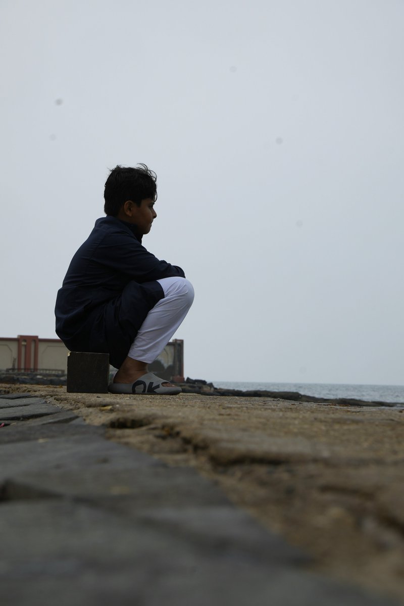 موج وذكريات: البحر الذي يشبه حياة جازان

بقلم: أحمد علي بكري
لطالما كان البحر أكثر من مجرد مساحة مائية تحاذي المدن أو تفصل اليابسة عن المجهول. كان، ولا يزال، أحد أكثر العناصر التصاقًا بالإنسان نفسيًا ووجوديًا، لأنه يمس جوهر التجربة البشرية ذاتها: الخوف، والرزق، والانتظار، والفقد،